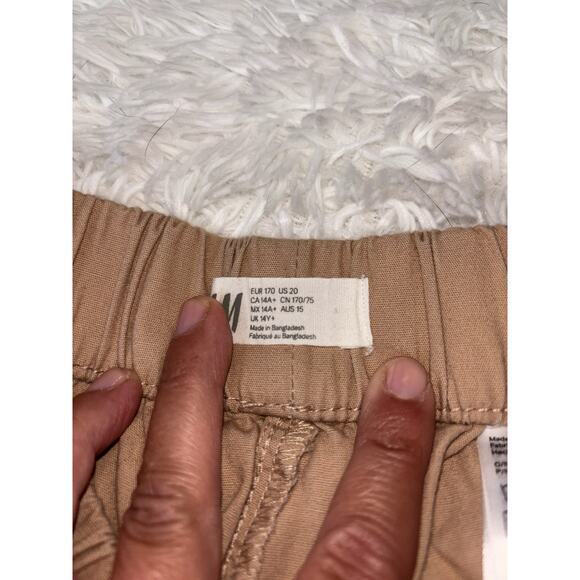 H&M kids sz. 20 classic khaki pull on cargo pants. Cute, great shape - Picture 4 of 8